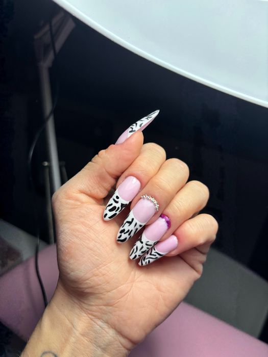 Darmowa stylizacja pasnokci, modelka