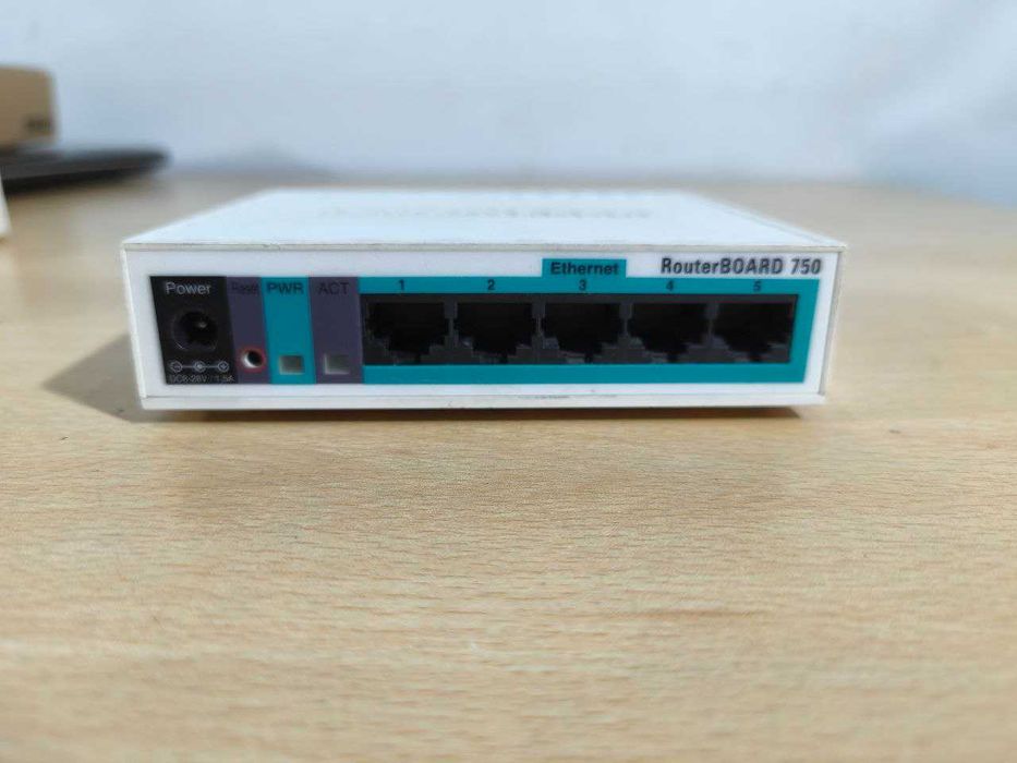 Маршрутизатор MikroTik RouterBoard 750 (RB750)