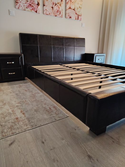 Cama casal 160x200 em pele + 2 mesinhas cabeceira