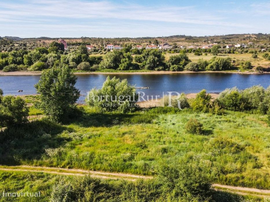 Quinta junto ao Rio Tejo com salão de eventos