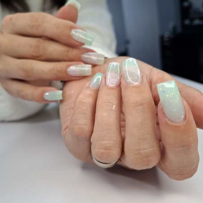 Манікюр,нарощування нігтів