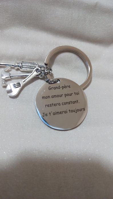 Brelok do kluczy z motywem narzędzi oraz życzeniami dla dziadka
