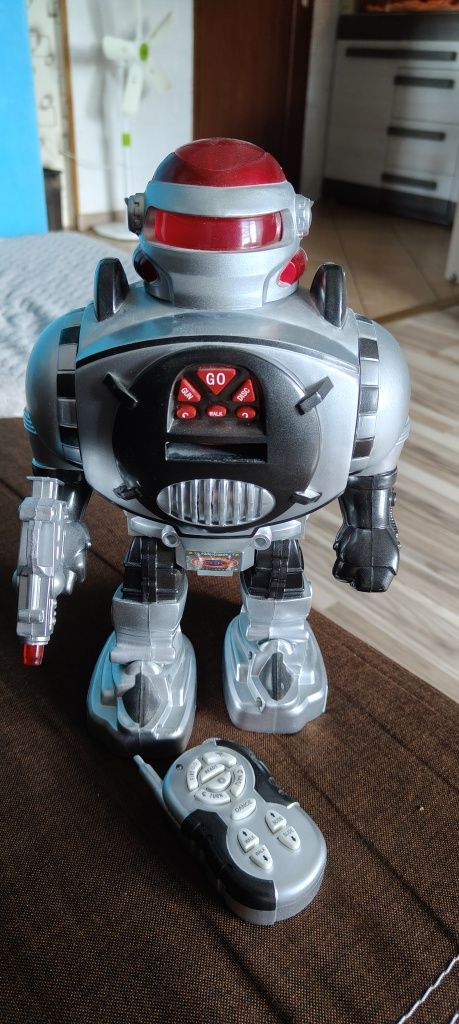 Robot strzela pilot