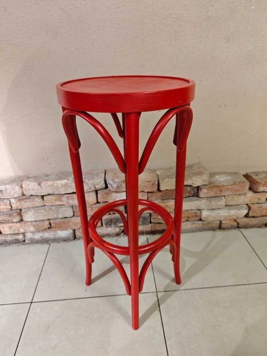 Hoker Thonet  Fameg – czerwony – wysokość 80 cm – klasyk