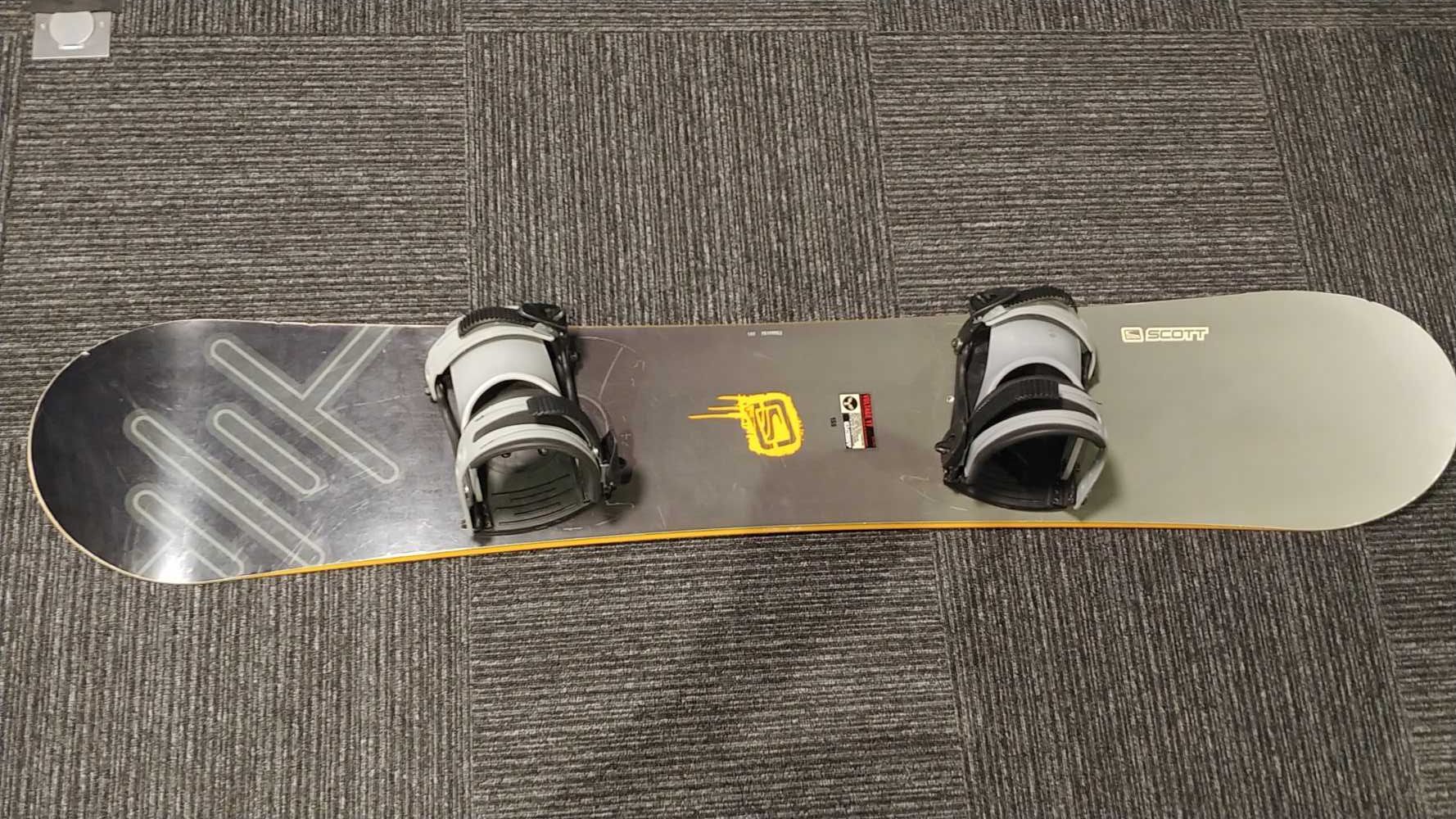 Deska snowboardowa SCOTT 155 cm - nasmarowana, gotowa do jazdy!