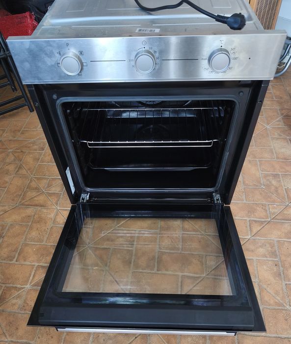 Forno de Encastrar BEKO Multifunções. Estado Novo. Torres Vedras.