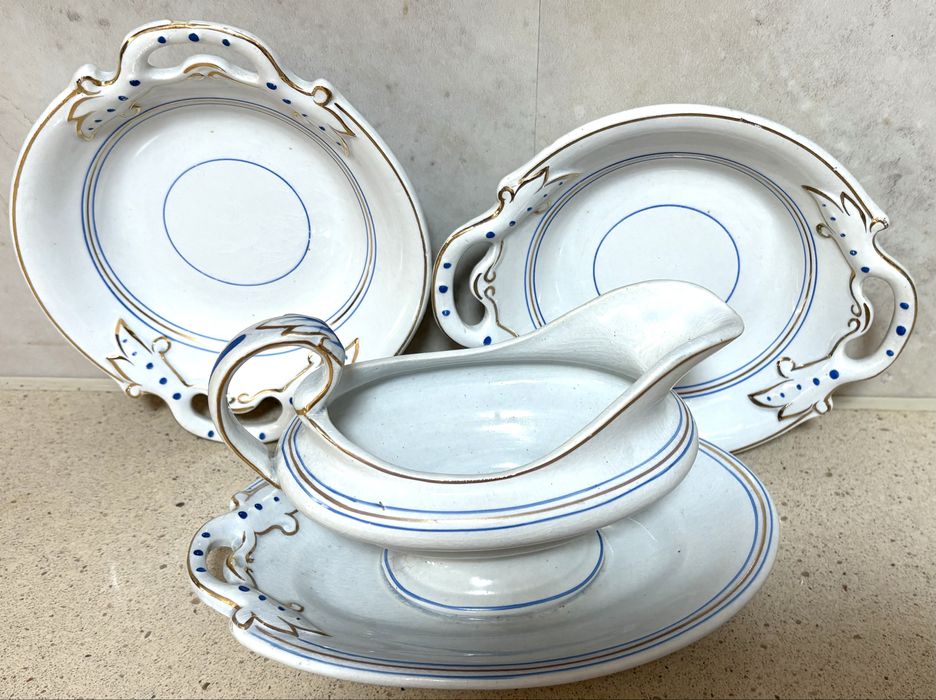 Lindo conjunto de antiga molheira e taças em porcelana Alcântara