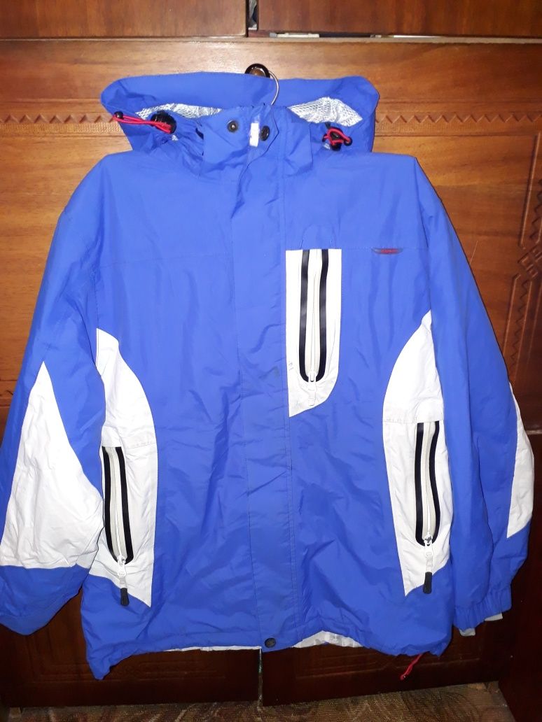 Куртка на весенне- осенний период,размер14,легкая,удобная с капюшоном
