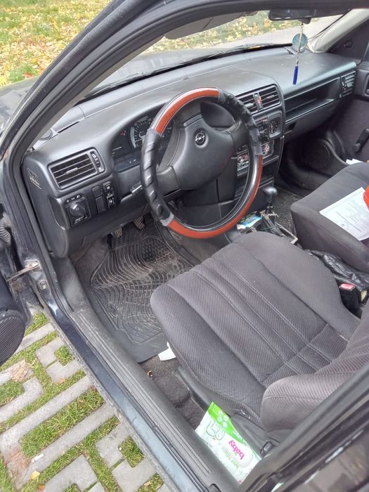 Продається Opel Vectra 1.6 бензин