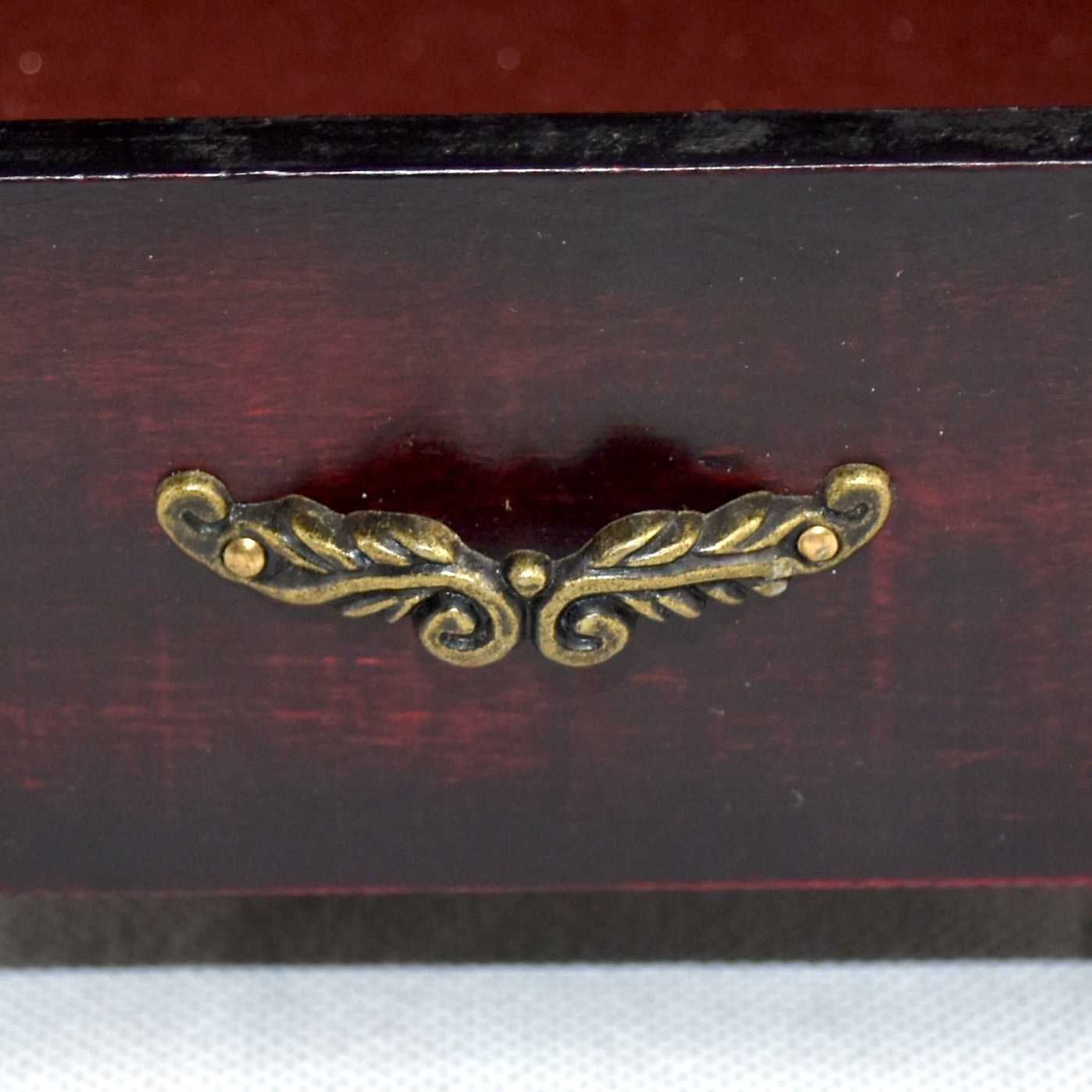 Caixa guarda-joias em madeira e ferragens em bronze