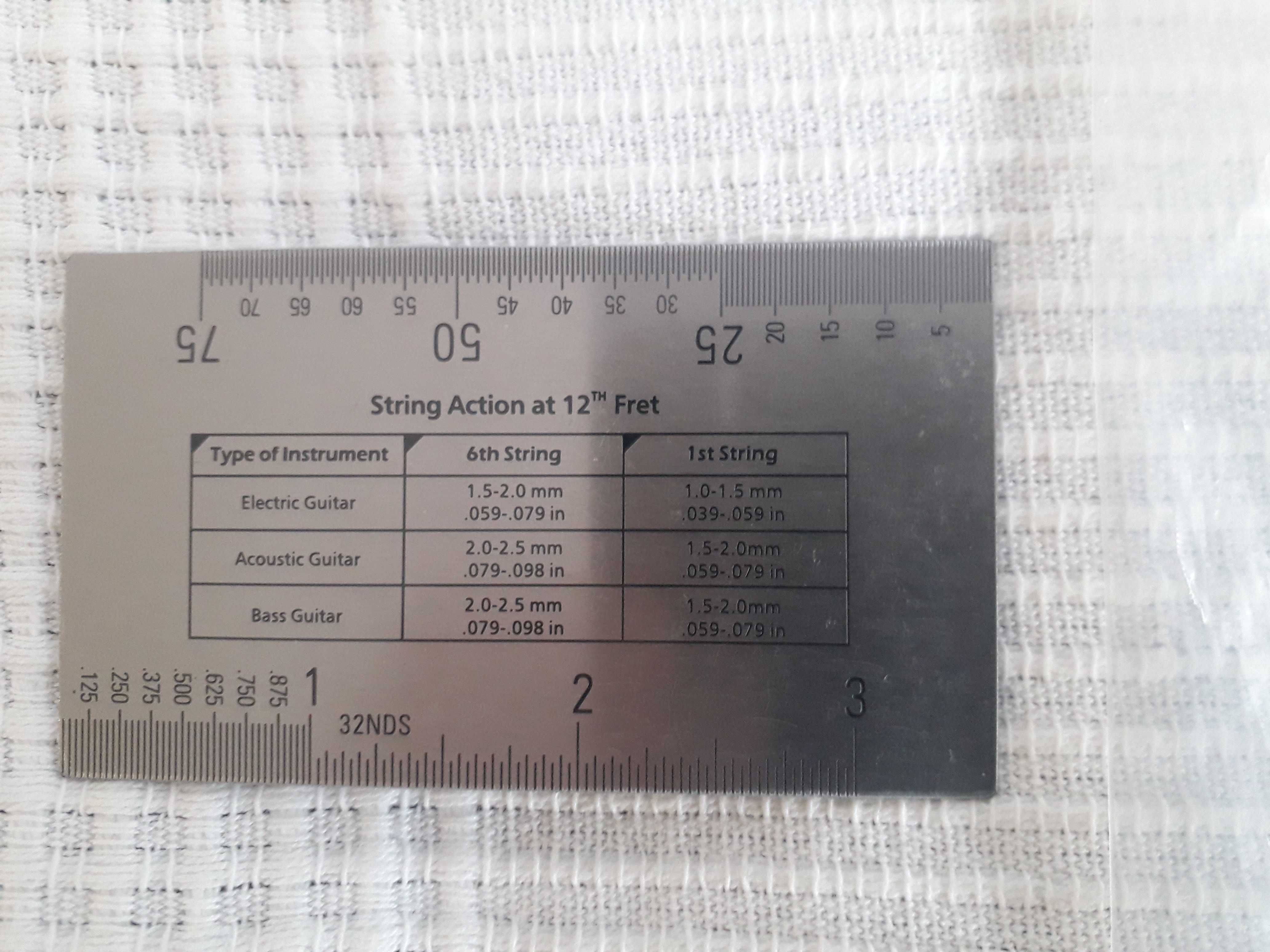 Pomocne przyrządy do gitary: string action ruler, promień podstrunnicy