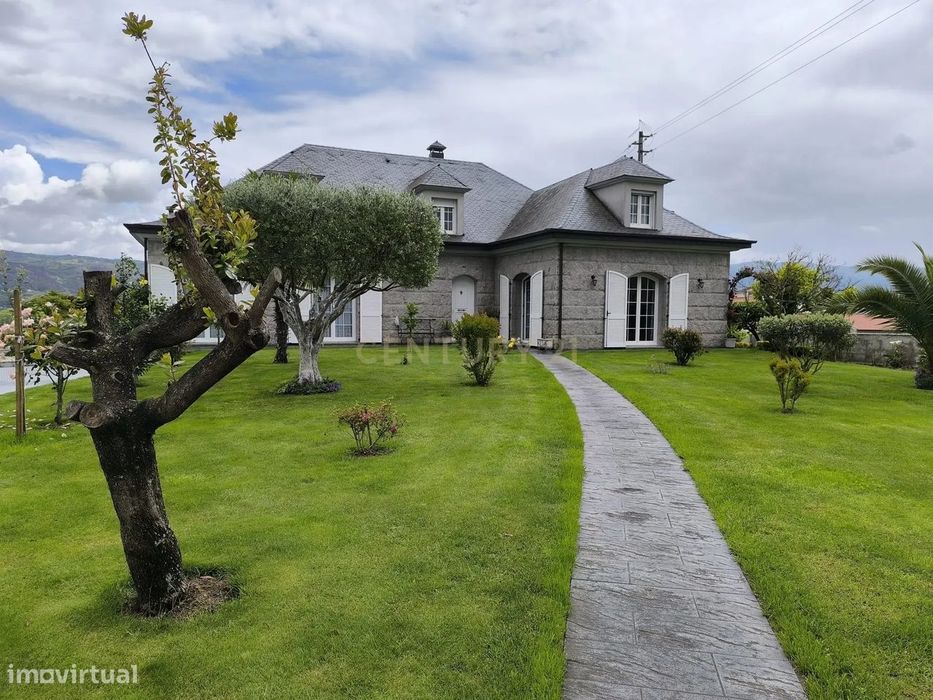 Magnífica casa com jardim de 2500 m2. A menos de 5 km do centro da cid