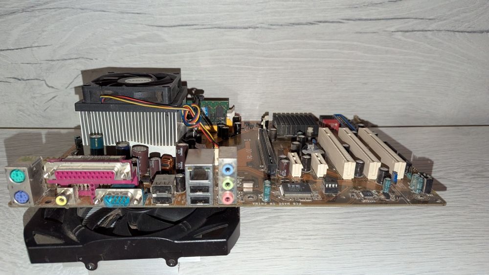 Продам материнську плату до комп'ютера з процесором 3.0GHz (3000se.)