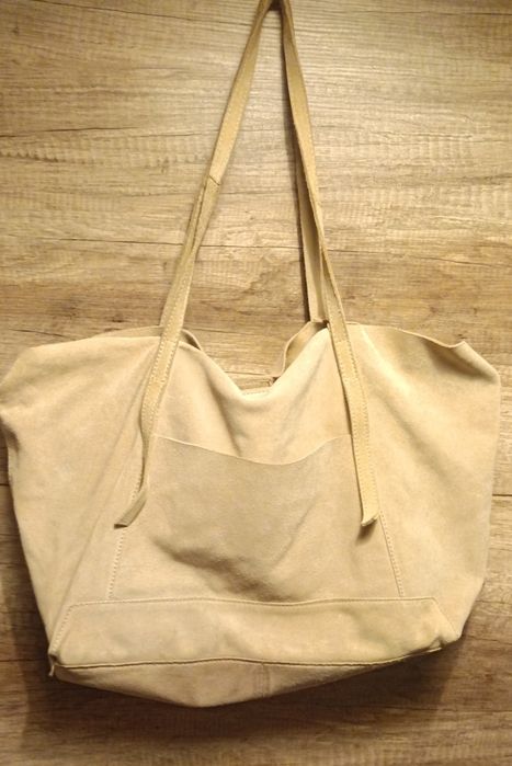 Mala em pele com bolsa e fecho interior