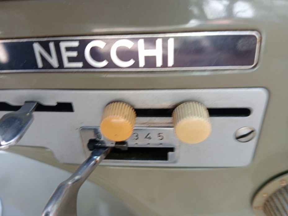 Máquina de costura elétrica com motor  nova