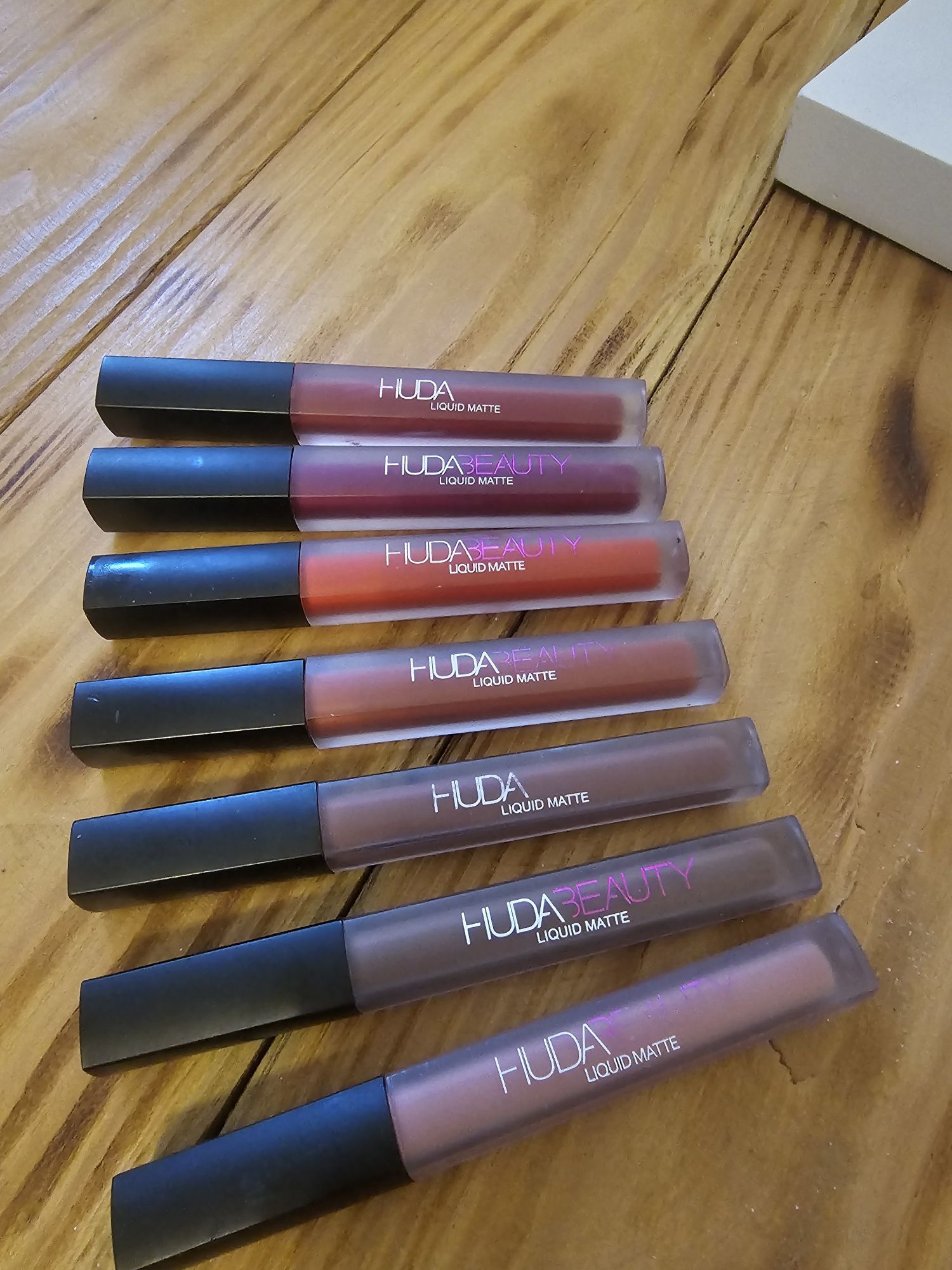 Szminka w błyszczyku HUDA BEAUTY MATTE