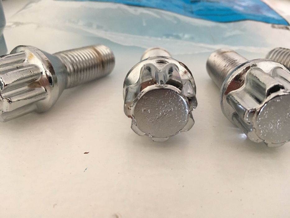 Parafusos de segurança / antirroubo NOVOS