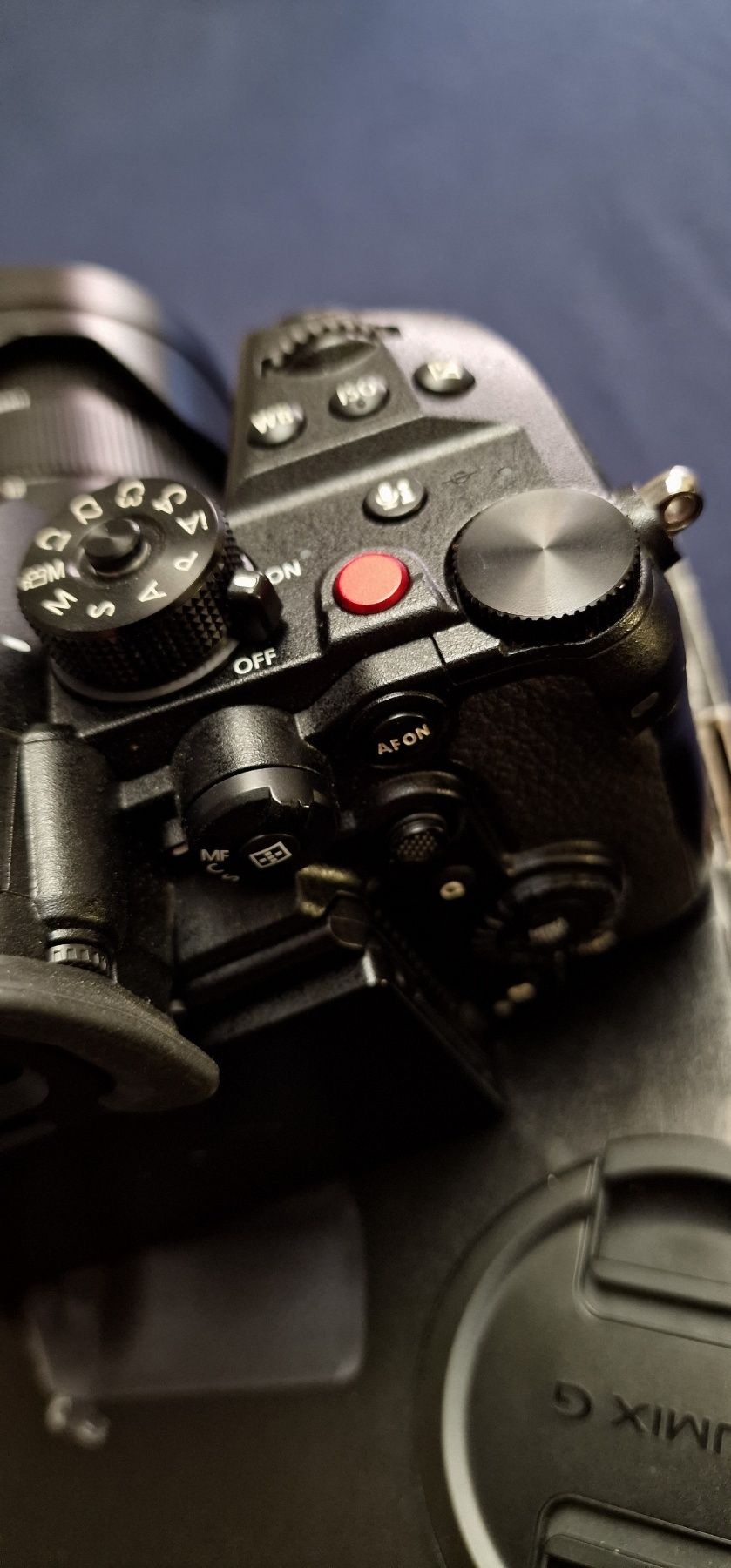profesjonalny aparat Panasonic Lumix GH6 z obiektywem i stabilizatorem