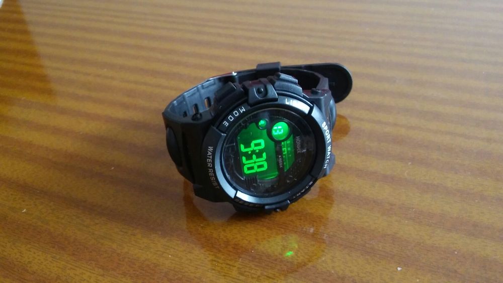 Zegarek na rękę podswietlany