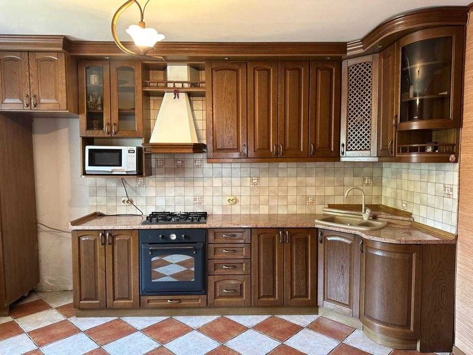 Готовий особняк з ремонтом біля ТРЦ Metro