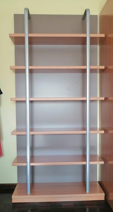 Estante com prateleiras em madeira de pinho