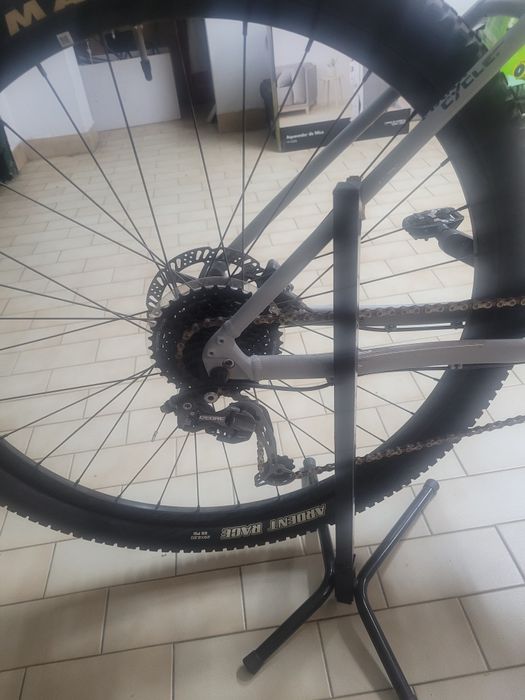 Bicicleta em alumínio, completamente nova, sem uso. Roda 28