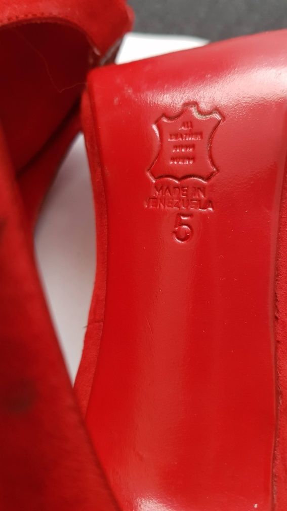 Sapatos salto alto Lucchi em pele importados