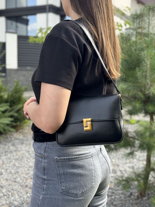 Стильна жіноча сумка, яка закохує з першого дотику