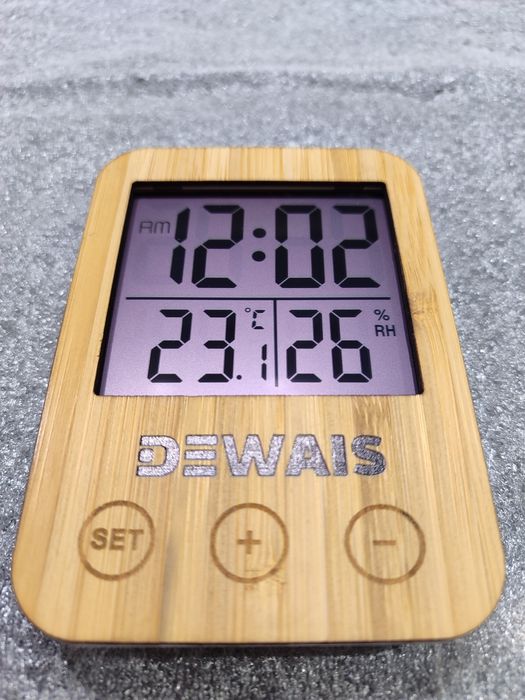 Метеостанція з годинником, інформацією про температуру та вологість, б