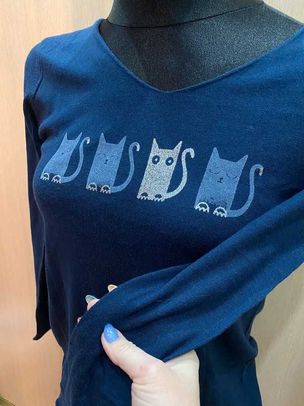 Sweterek z kotkami w rozmiarze uniwersalnym.
