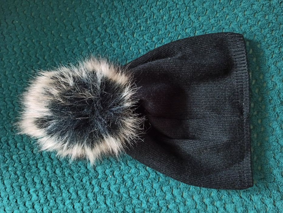 Czarna nowa czapka z pomponem