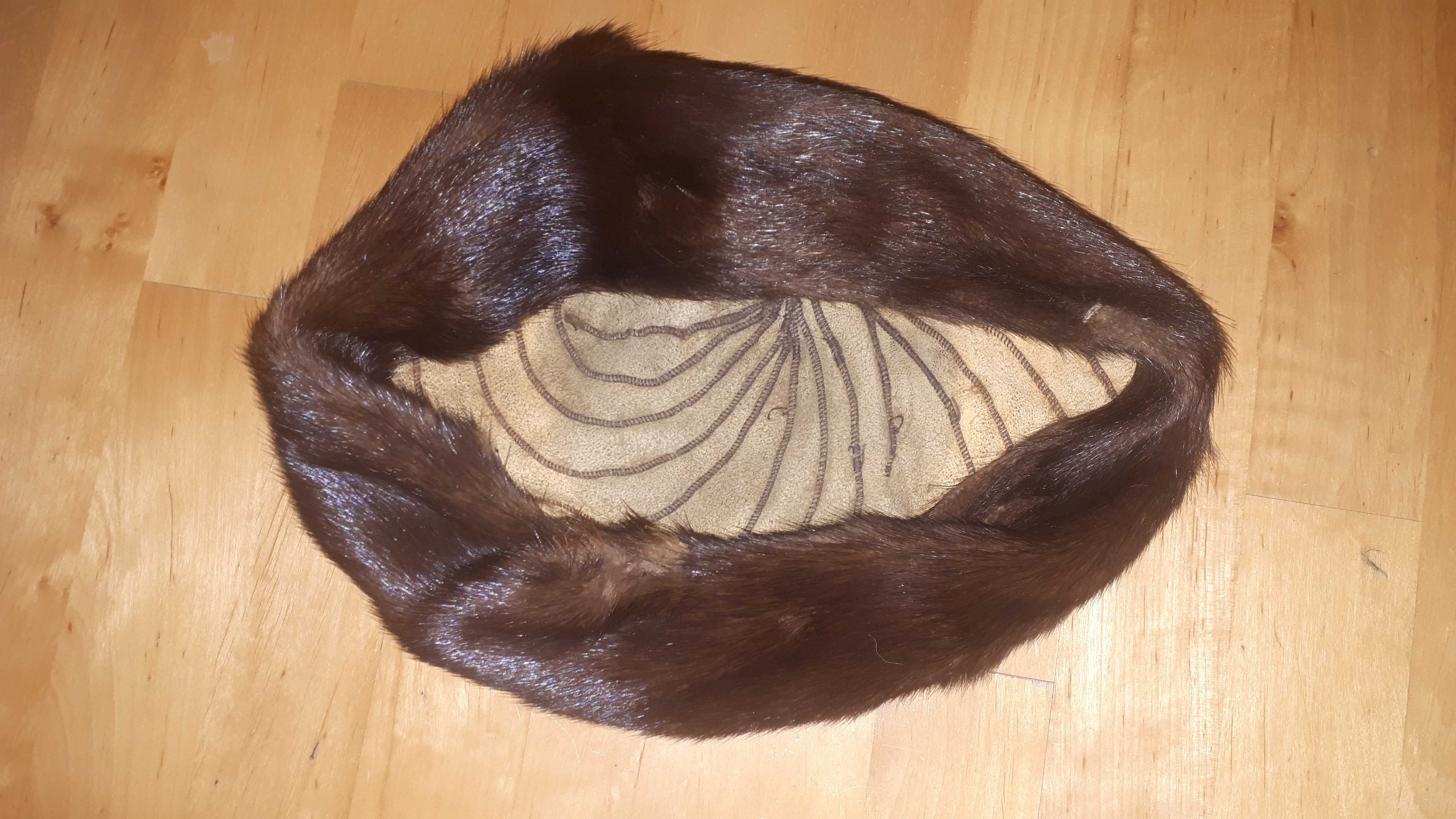 Niekompletna czapka beret chyba z depilowanych piżmowców / nutrii