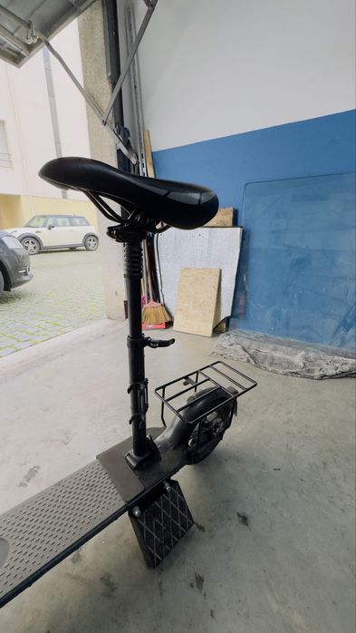 Trotinete   Como  nova   varios  estras.