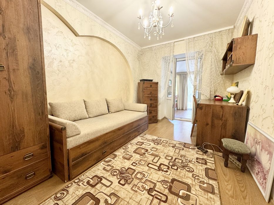 Продам 2 к.квартиру. 2эт/9эт, кирпич! Кухня -19кв.м