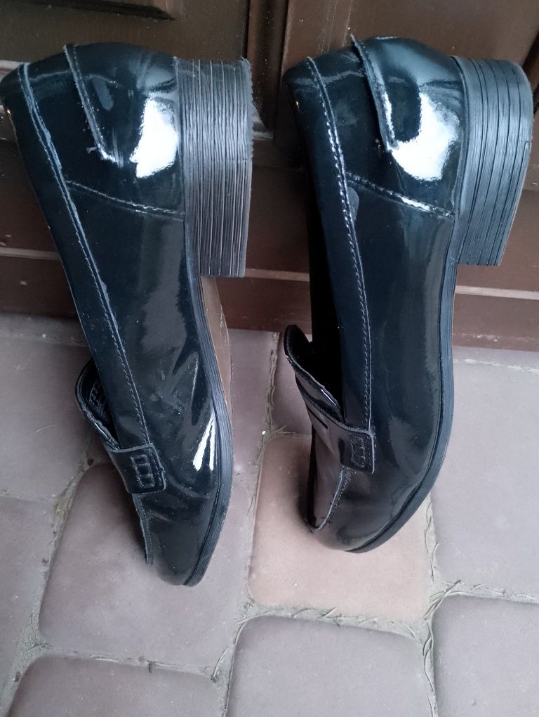 Czarne loafersy półbuty mokasyny lakierki skóra lakierowana 42 Clarks