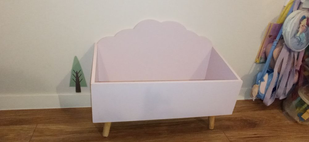 Półka na książki i zabawki