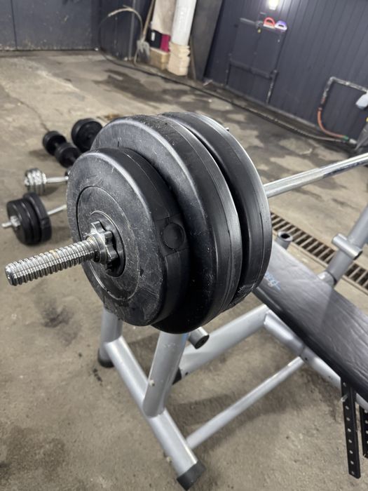 Лавка для жима, гантели, штанга.