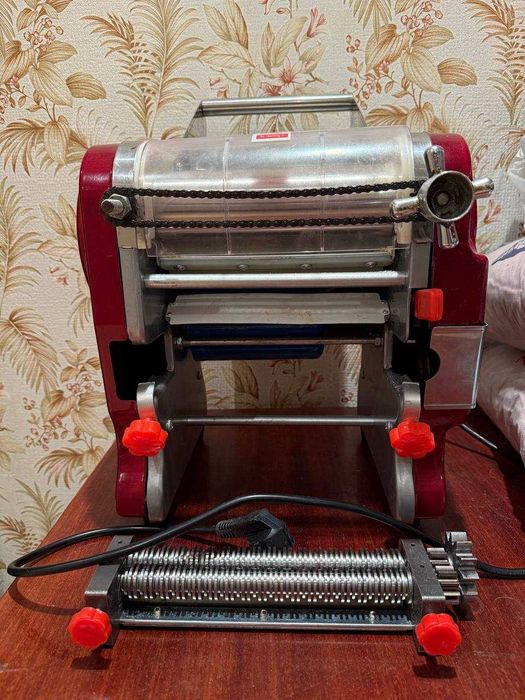 Электрическая тестораскатка-лапшерезка GoodFood NM200M RED