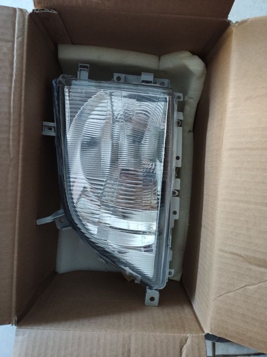 Farol Toyota esquerdo