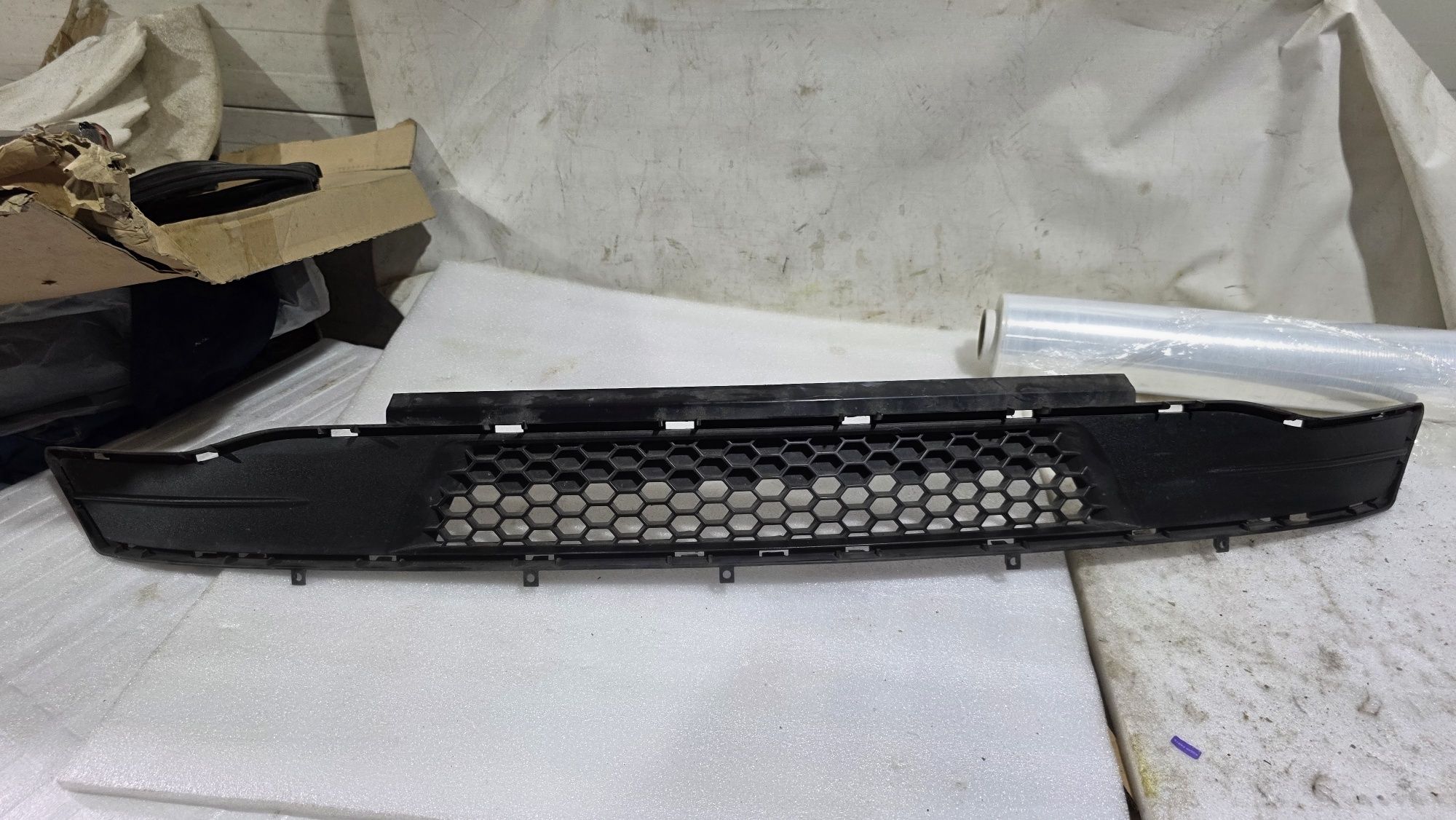 Grill atrapa kratka zderzaka dolny 18- bdb stan ford Mustang oryginał