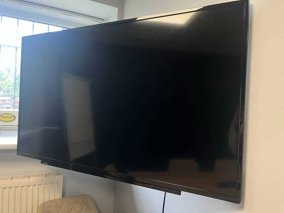 Telewizor toshiba z wysięgnikiem