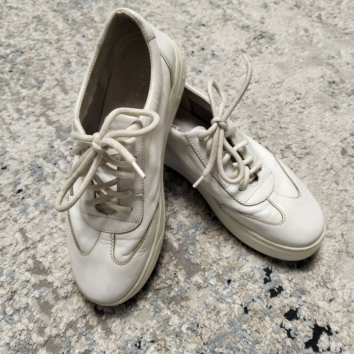 Шкіряні макасини, кеди, туфлі на жінку або дівчину підлітка