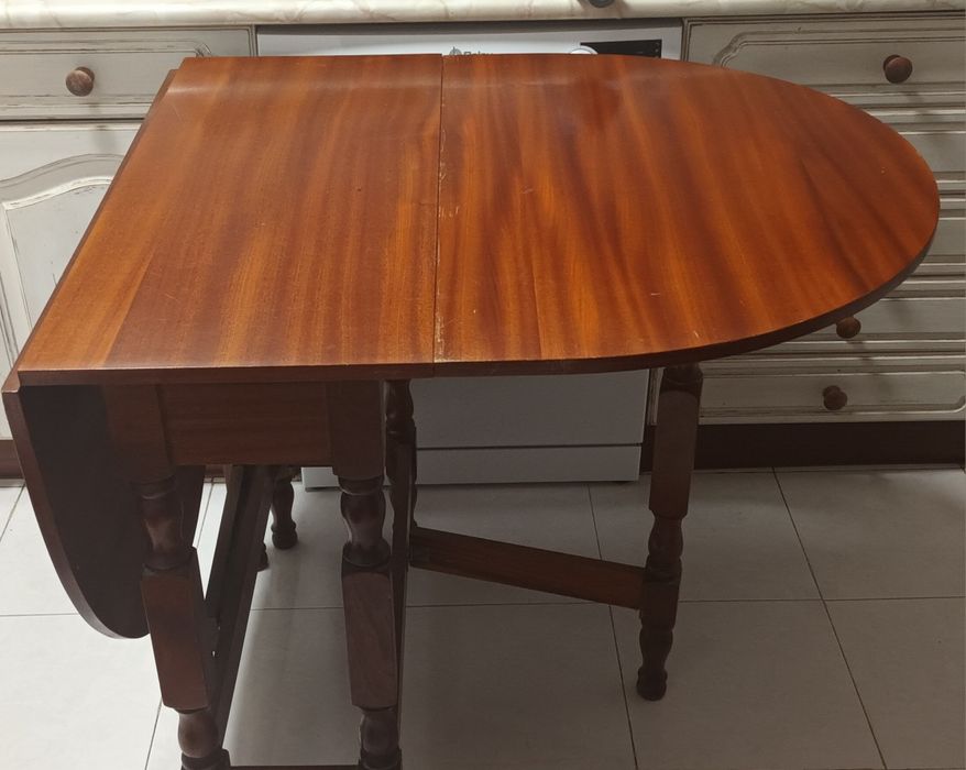 Mesa de cozinha com abas