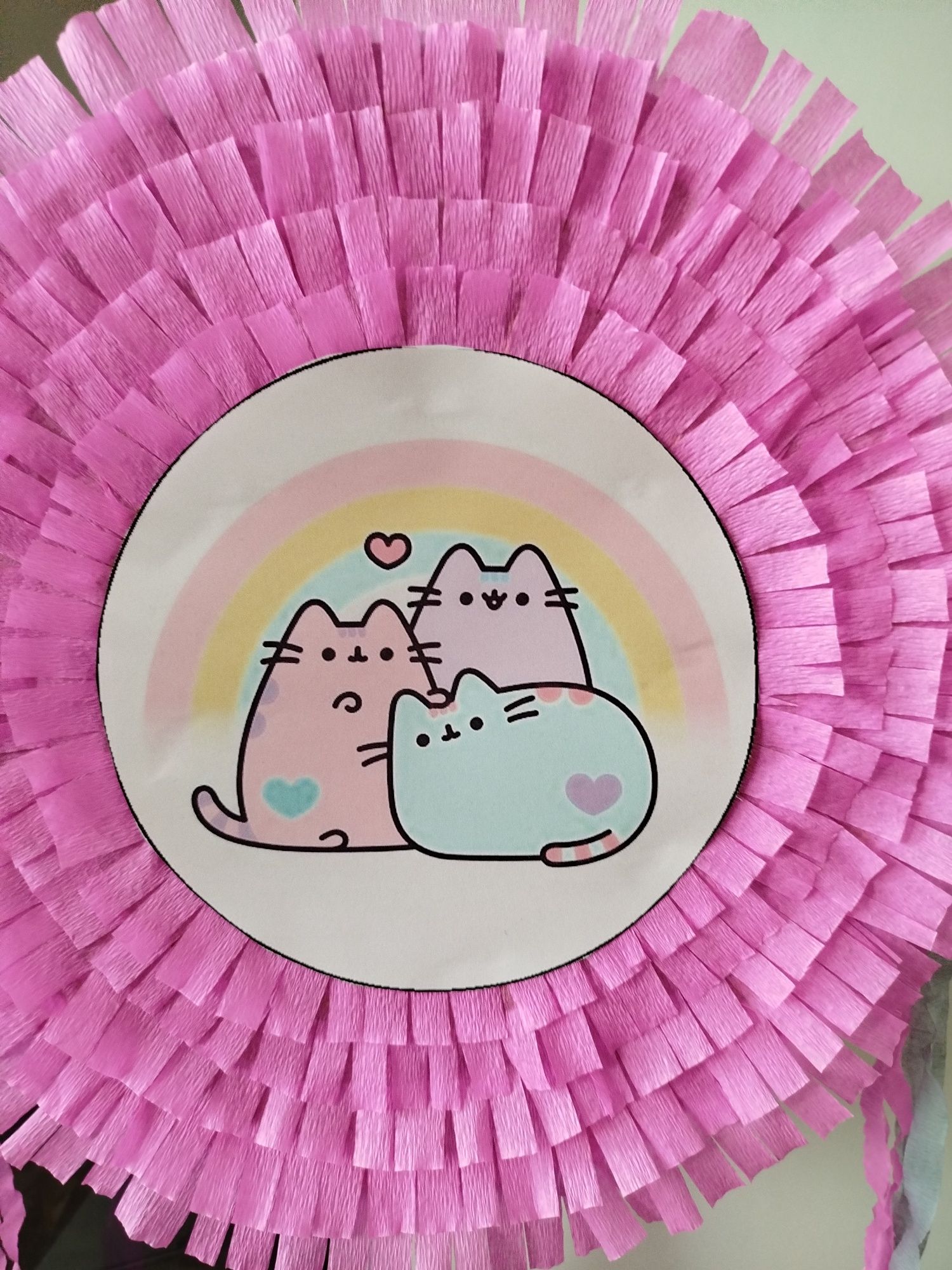 Piniata kot Pusheen z tęcza różowo szara i tasiemki
