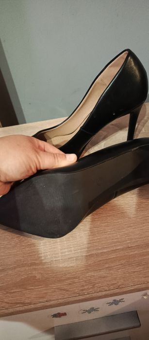 Czarne eleganckie buty na obcasie