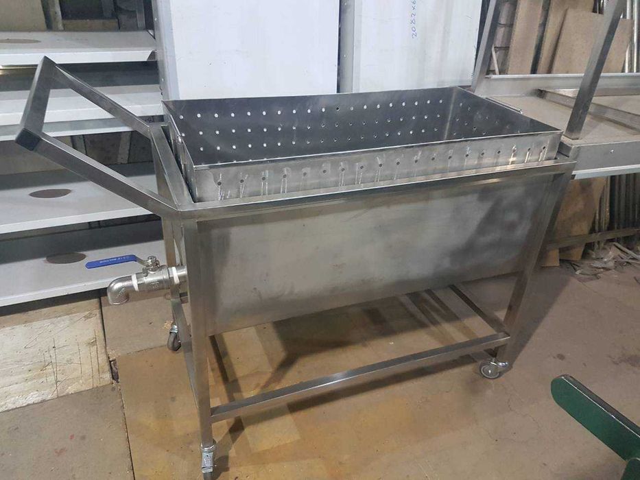 Стіл з нержавійки. Мийка з нержавійки, Стеллаж нерж. Зонт витяжний.