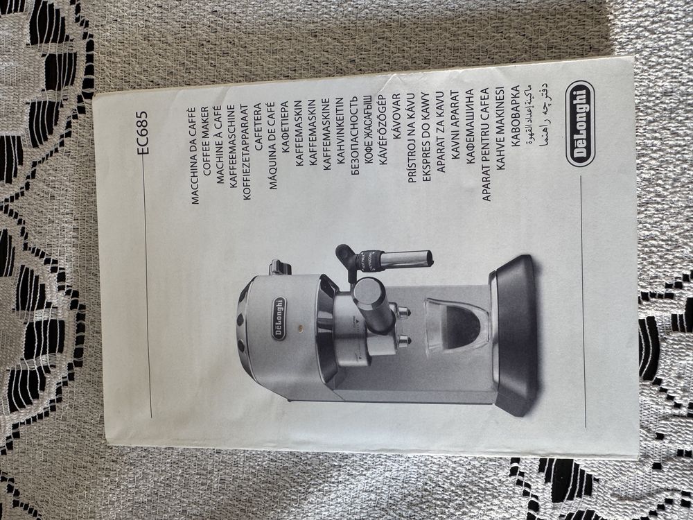 Ekspres kolbowy De'Longhi Dedica EC 685.BK czarny