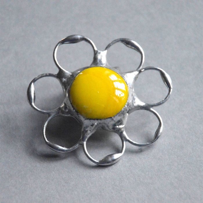 Słoneczno żółty kwiatek - okrągła witrażowa broszka