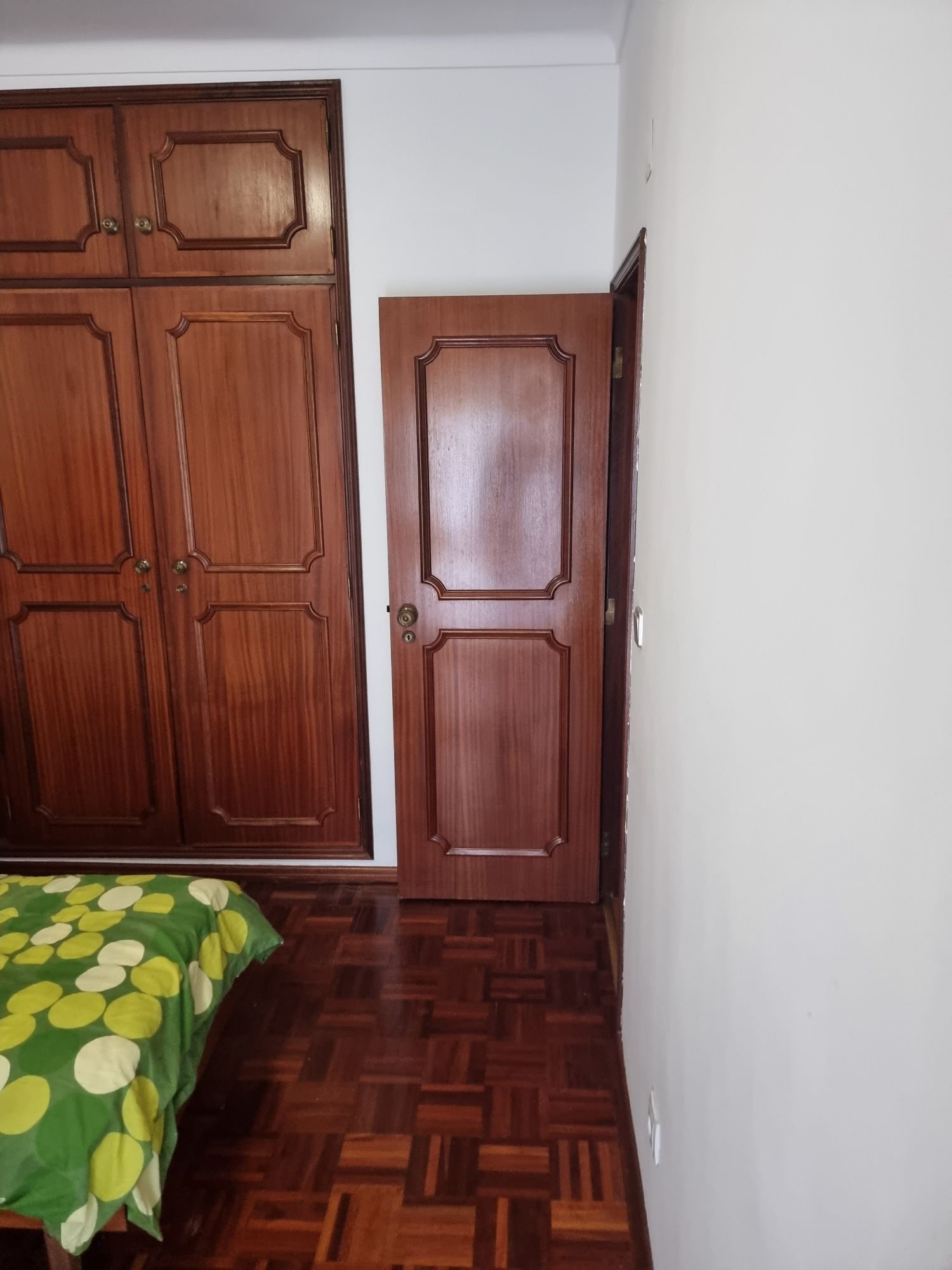 Quarto para arrendar.
