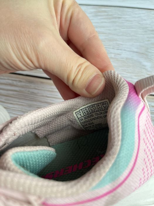Кросівку на дівчинку Sketchers 32р